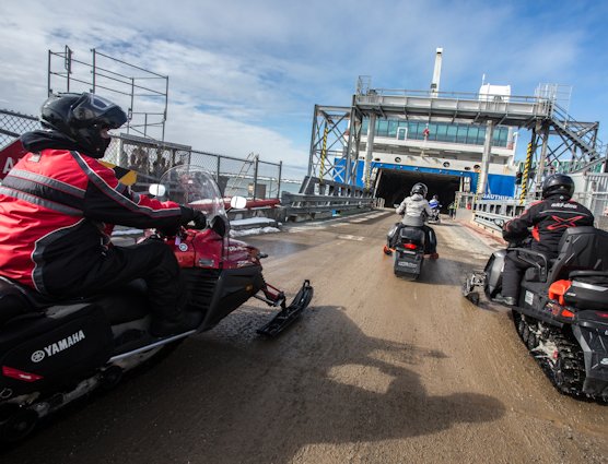 Motoneigistes sur la traverse Matane – Baie-Comeau – Godbout 